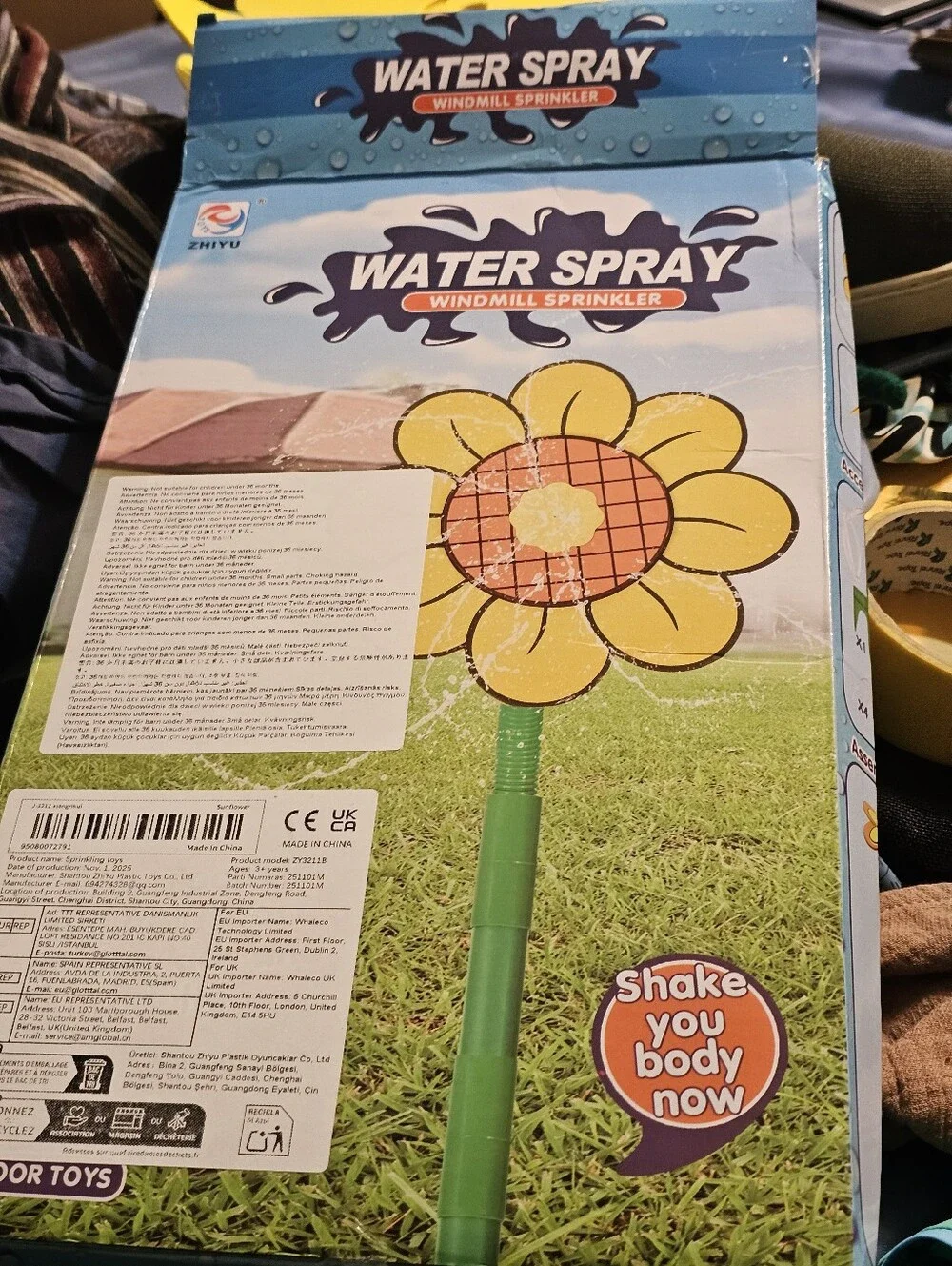 Crazy‎ Daisy sprinkler is a fun, 360-degree rotating sunflower water toy.